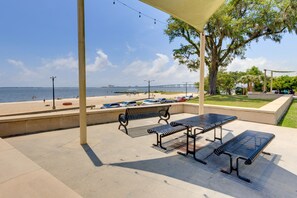 Outdoor dining - Live Oaks & Marina Views! Ocean Springs Home (Ocean Springs)