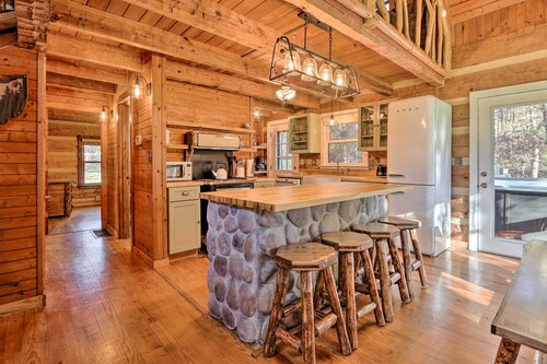 Luxe Dog-friendly Cabin w/ Hot Tub & Game Room