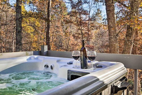 Luxe Dog-friendly Cabin w/ Hot Tub & Game Room