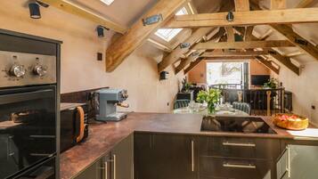 Lemari es, mesin pencuci piring, ketel listrik, dan pemanggang roti