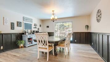 House (4 Bedrooms) | Interior