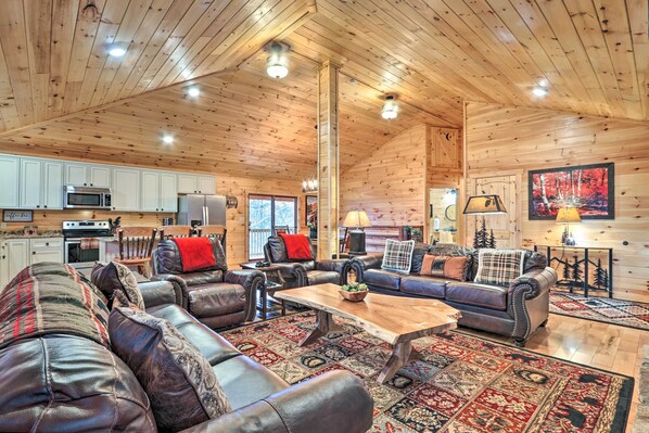 Interior - Luxe Cabin w/ Hot Tub, Theater, Pool Table, Arcade (Pigeon Forge)