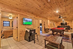House (6 Bedrooms) | Interior