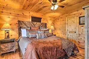 Interior - Luxe Cabin w/ Hot Tub, Theater, Pool Table, Arcade (Pigeon Forge)