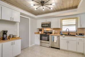 Réfrigérateur, micro-ondes, plaque de cuisson, lave-vaisselle