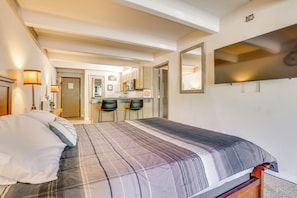 Interior - Lakefront Condo w/ Mtn Views in Dillon! (Dillon)