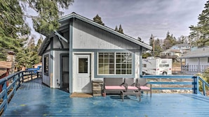 Terrace/patio - Cozy Cabin w/ Deck - Near Lake Arrowhead! (Cedarpines Park)