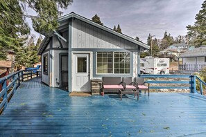 Terrace/patio - Cozy Cabin w/ Deck - Near Lake Arrowhead! (Cedarpines Park)
