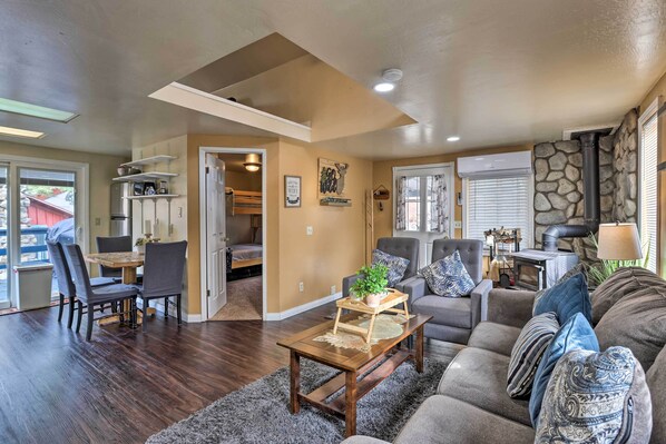 TV, fireplace - Cozy Cabin w/ Deck - Near Lake Arrowhead! (Cedarpines Park)