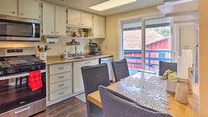 Microwave, oven, stovetop, dishwasher - Cozy Cabin w/ Deck - Near Lake Arrowhead! (Cedarpines Park)