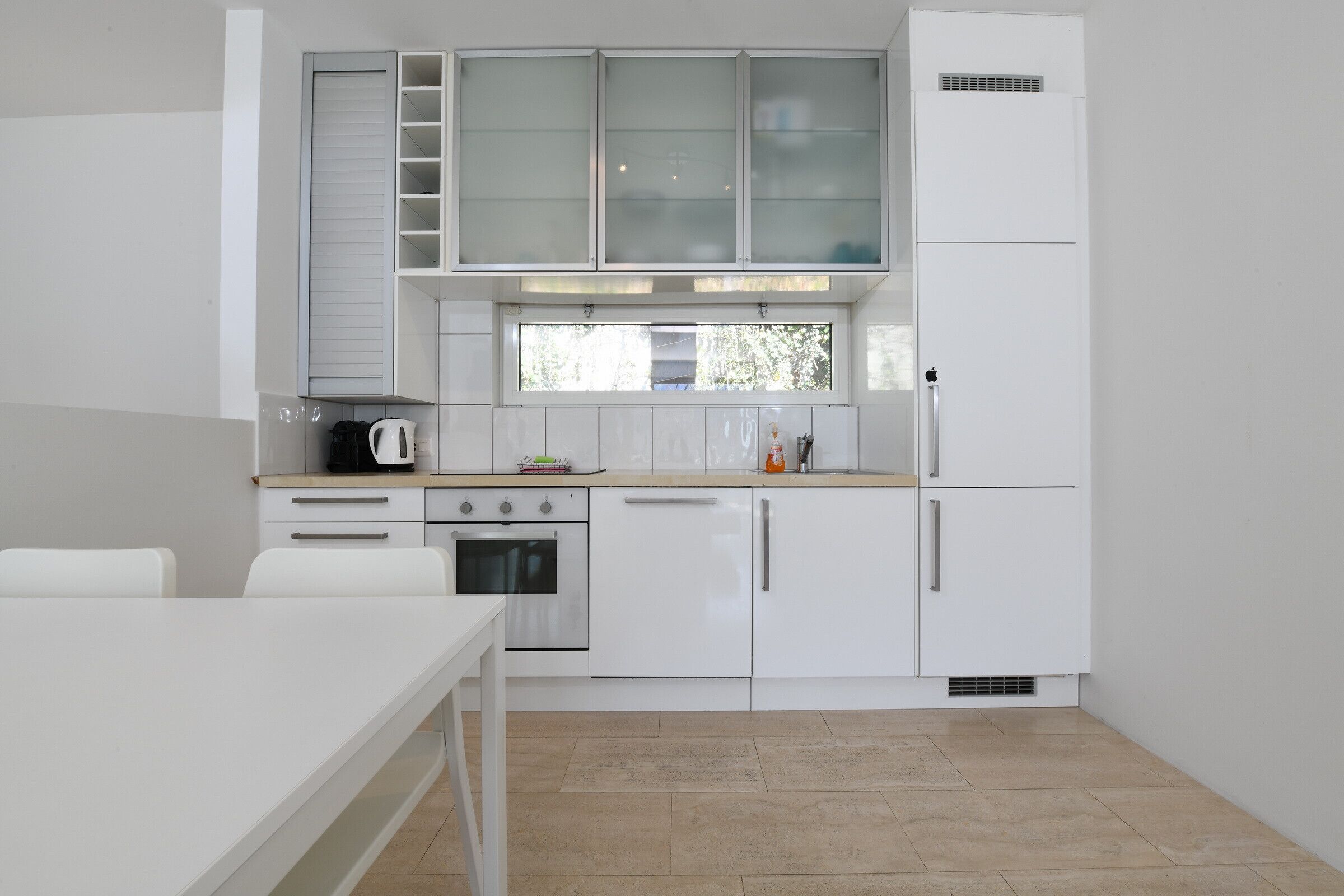 Kühlschrank, Ofen, Geschirrspüler, Wasserkocher mit Kaffee-/Teezubehör