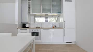 Kühlschrank, Ofen, Geschirrspüler, Wasserkocher mit Kaffee-/Teezubehör