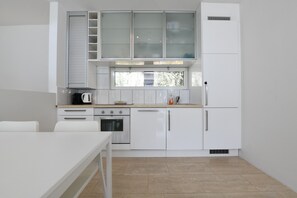 Kühlschrank, Ofen, Geschirrspüler, Wasserkocher mit Kaffee-/Teezubehör