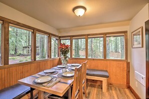 Interior - Walk to Zigzag River: The Sundance Cottage (Rhododendron)