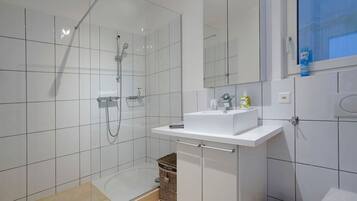 Dusche, Haartrockner, Handtücher