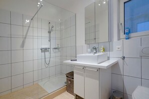 Suihku, hiustenkuivaaja, pyyhkeet