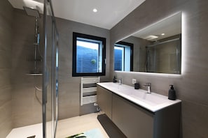 Douche, sèche-cheveux