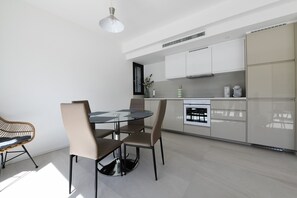 Refrigerador, horno, lavavajillas y cafetera y tetera 