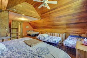 Apartment (0 Bedroom) | Interior - Historic Century-old Cabin in Downtown Hope (Hope)