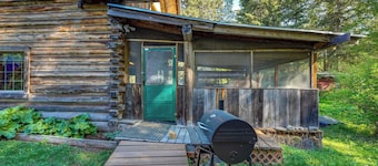 Historic Century-old Cabin in Downtown Hope