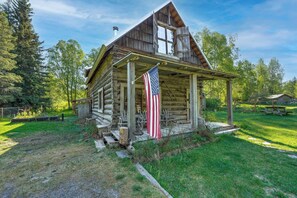 Interior - Historic Century-old Cabin in Downtown Hope (Hope)