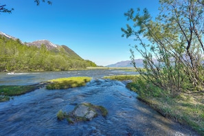 A river flowing through a valley with mountains in the background. - Historic Century-old Cabin in Downtown Hope (Hope)