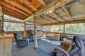 Apartment (0 Bedroom) | Interior - Historic Century-old Cabin in Downtown Hope (Hope)