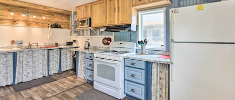 Stuga (1 Bedroom) | Eget kök | Ugn, spishÀll, kaffekvarn och grytor/köksredskap