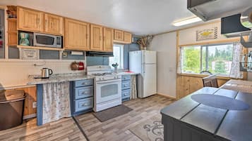 Cottage (1 Bedroom) | Private kitchen | Oven, stovetop, coffee grinder, cookware/dishes/utensils