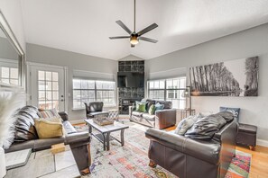 Front of property - Marina Views & Cozy Sunroom: Condo in Branson! (Branson)