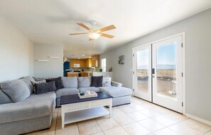 Living area - Antelope Acres Escape (Lancaster)