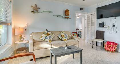 Indian Rocks Beach Retreat, Walk to Gulf & Beaches