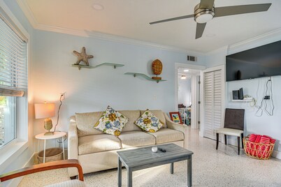 Indian Rocks Beach Retreat, Walk to Gulf & Beaches