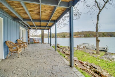 Lakefront Arkansas Abode - Deck, Grill & Fire Pit!