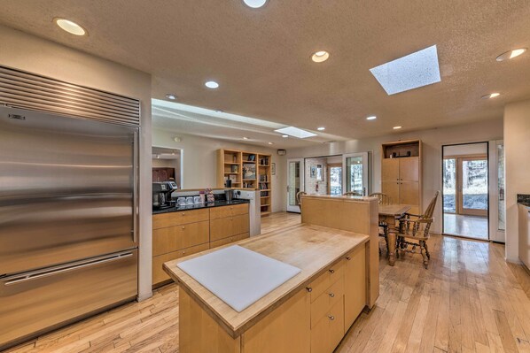 Cottage (2 Bedrooms) | Interior - Ruidoso Getaway w/ Deck - 16 Mi to Ski Apache (Ruidoso)