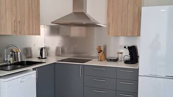 Réfrigérateur, micro-ondes, plaque de cuisson, lave-vaisselle