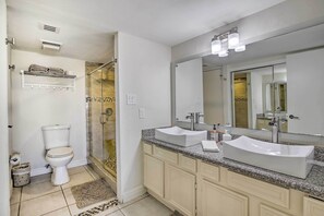 Bathroom - South Padre Island Apt w/ Beach & Pool Access (South Padre Island)