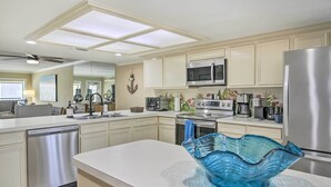 Unclassified image, 3 of 30, button - South Padre Island Apt w/ Beach & Pool Access (South Padre Island)