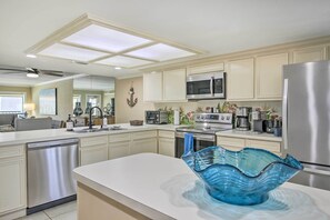 Microwave, oven, stovetop, dishwasher - South Padre Island Apt w/ Beach & Pool Access (South Padre Island)