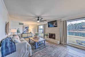Interior - Waterfront Home w/ Dock > 3 Mi to Oaklawn Racing! (Hot Springs)