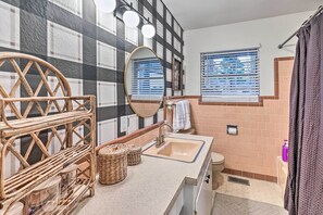 Interior - Waterfront Home w/ Dock > 3 Mi to Oaklawn Racing! (Hot Springs)