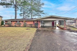 House (3 Bedrooms) | Interior - Waterfront Home w/ Dock > 3 Mi to Oaklawn Racing! (Hot Springs)