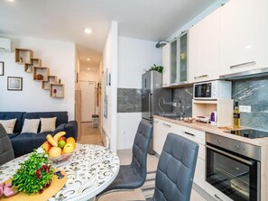 Køleskab, mikrobølgeovn, ovn, kogeplade