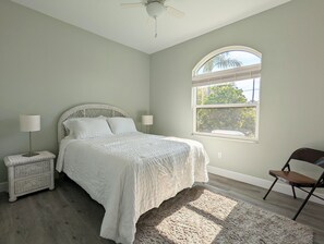 2 habitaciones, tabla de planchar con plancha y ropa de cama 