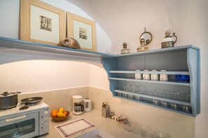 Réfrigérateur, four, plaque de cuisson, cafetière/bouilloire