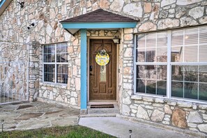 Interior - San Antonio Retreat w/ Pool, Close to Seaworld! (San Antonio)