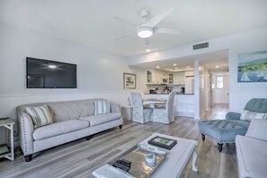 TV, books - St Augustine Beach Condo w/ Beach Access! (St. Augustine)