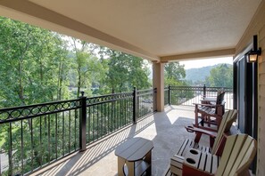 Apartment (2 Bedrooms) | Interior - Gatehouse Condo: End Unit w/ Dtwn Gatlinburg View! (Gatlinburg)