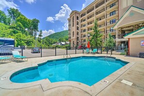 Apartment (2 Bedrooms) | Interior - Gatehouse Condo: End Unit w/ Dtwn Gatlinburg View! (Gatlinburg)