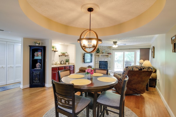 Apartment (2 Bedrooms) | Interior - Gatehouse Condo: End Unit w/ Dtwn Gatlinburg View! (Gatlinburg)